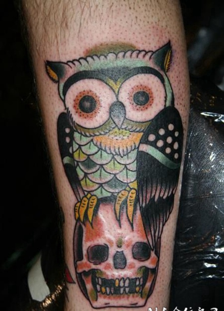 小腿上的猫头鹰骷髅头纹身图案