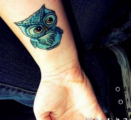 小臂上的可爱猫头鹰纹身图案