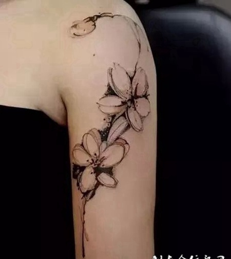 大臂上的黑灰色桃花纹身图案