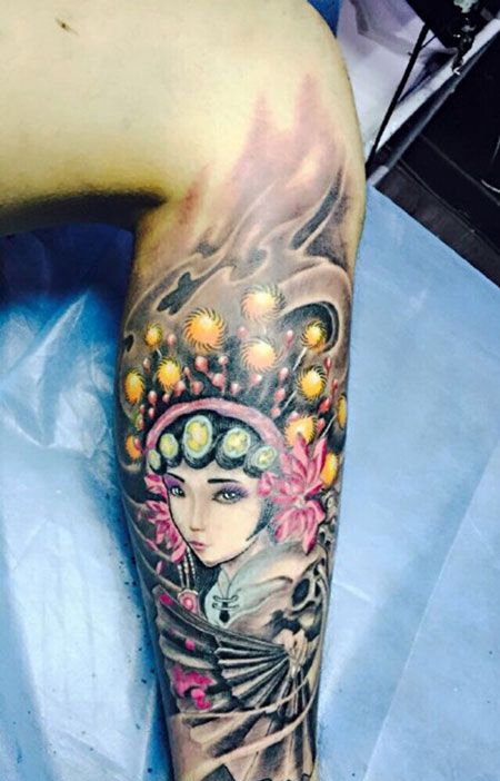 小腿彩色戏子纹身图片