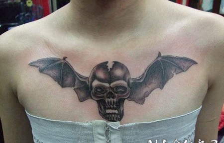 胸前的骷髅头翅膀纹身图案