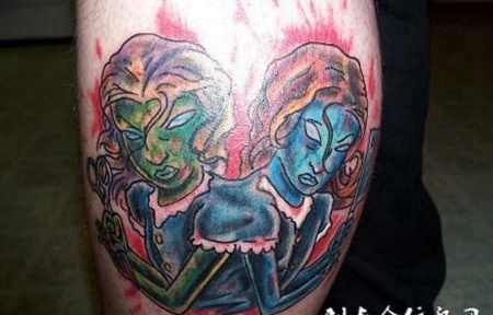 小腿上的连体人纹身图案