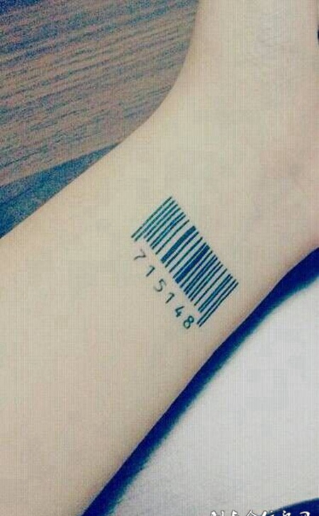 手腕上的条形码纹身图案