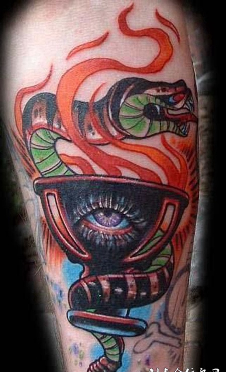 小臂上的蛇酒杯纹身图案