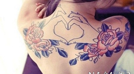 后背上的双手玫瑰花纹身图案