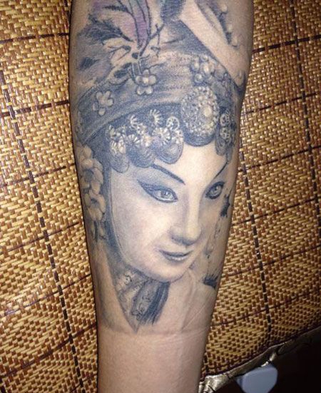 手臂黑灰戏子纹身图案