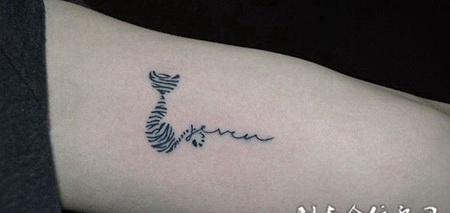 大臂内侧的猫纹身图案