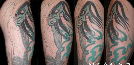 大腿上的水鬼纹身图案