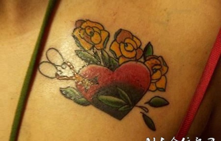 大臂上的桃心玫瑰花纹身图案