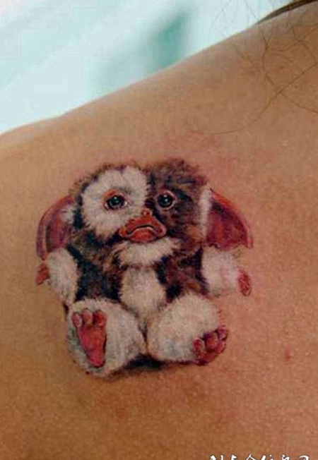 后背上的毛绒玩具纹身图案