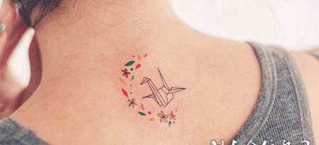 后背上的千纸鹤纹身图案