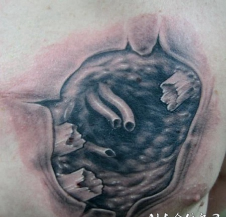 胸口被挖空的心纹身图案