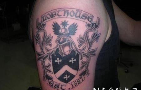 大臂上的盾牌英文纹身图案