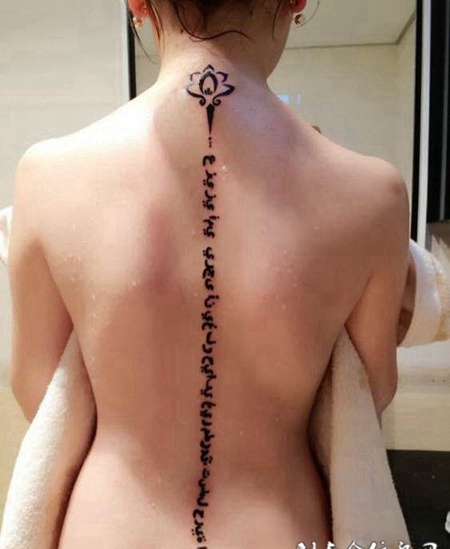 脊柱上的梵文莲花纹身图案