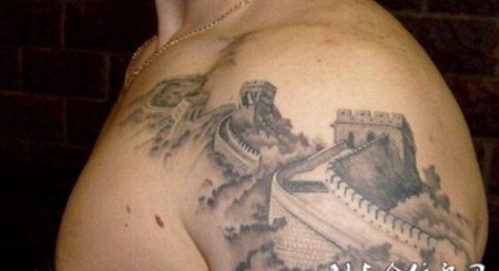 大臂上的黑灰长城纹身图案