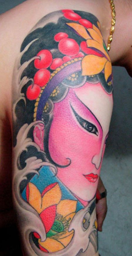 大臂彩色戏子纹身图案