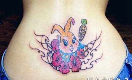 后腰上的花朵兔子纹身图案