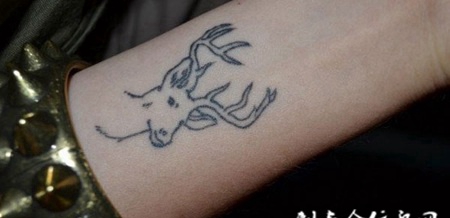 小臂上的简笔画麋鹿纹身图案