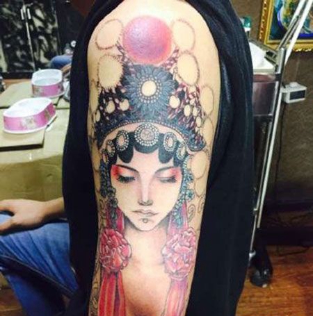 大臂戏子纹身图片