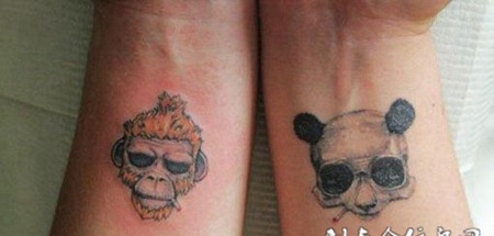 小臂上的猴头熊猫纹身图案