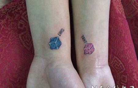 手腕上的色子纹身图案
