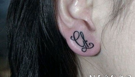 耳垂上的英文字母纹身图案