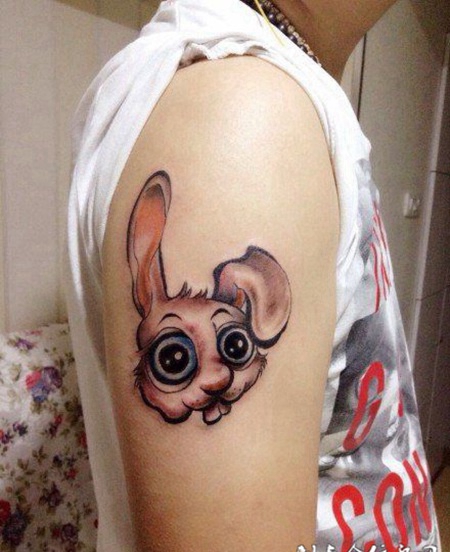 胳膊上的小兔子纹身图案