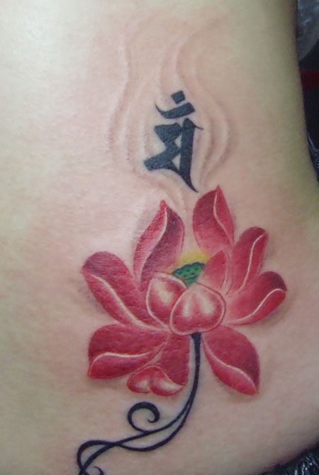 腰部荷花梵文组合纹身图片