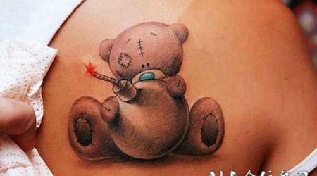 肩胛骨上的熊娃娃纹身图案