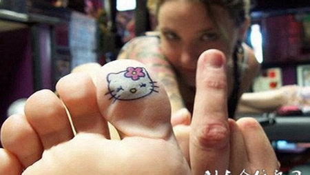 脚趾上的Kitty猫纹身图案
