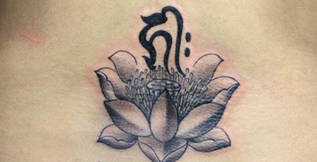 胸部莲花梵文纹身图案