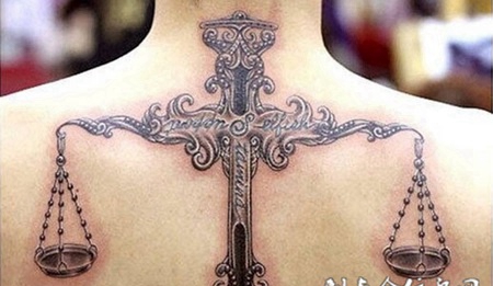 后背上的十字架天平纹身图案