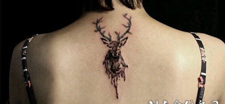后背上的麋鹿纹身图案