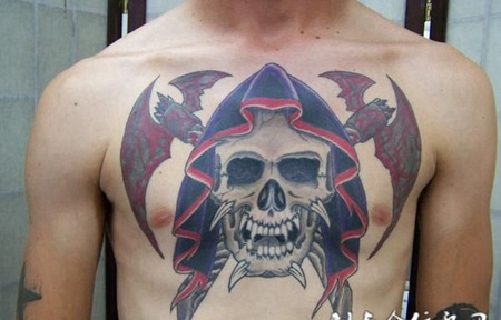 胸前的骷髅蝙蝠纹身图案