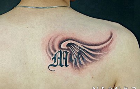 后背上的英文翅膀纹身图案