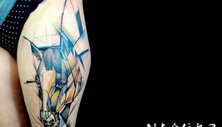 大腿上的水彩马头纹身图案