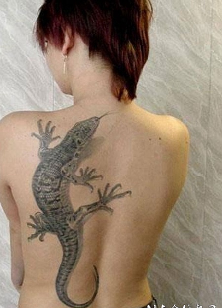 后背上的黑灰色蜥蜴纹身图案
