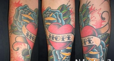 小腿上的桃心玫瑰花纹身图案