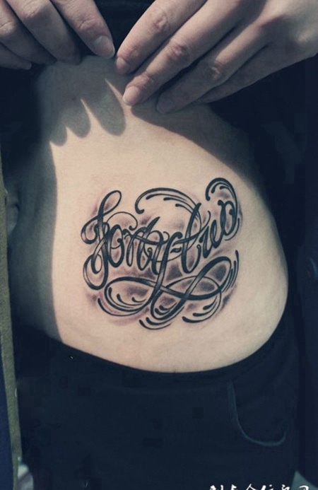 腰侧的黑灰色花体字英文的纹身图案