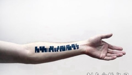 小臂上的钢琴键纹身图案