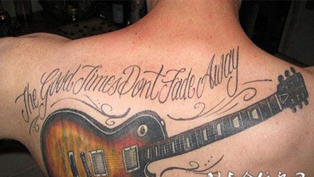 后背上的吉他贝斯纹身图案