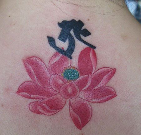 颈部后荷花梵文纹身图片