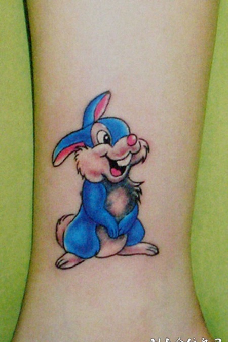 小腿上的卡通兔子纹身图案