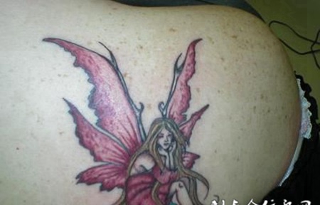 肩胛骨上的小精灵纹身图案