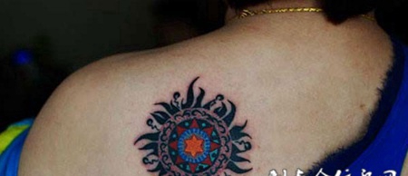 后背上的太阳图腾纹身图案