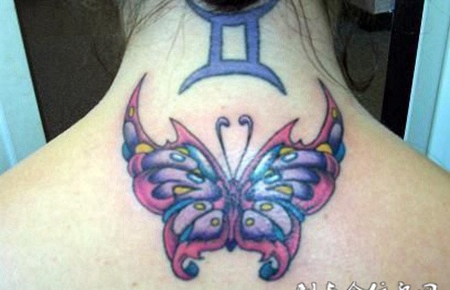 颈后的蝴蝶纹身图案