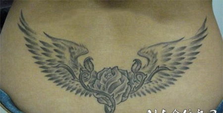 后腰上的玫瑰花翅膀纹身图案