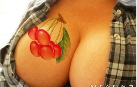 胸前的樱桃纹身图案