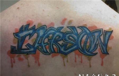 后背上的蓝色英文单词纹身图案