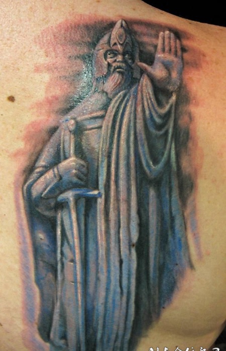 后背上的石雕战士纹身图案